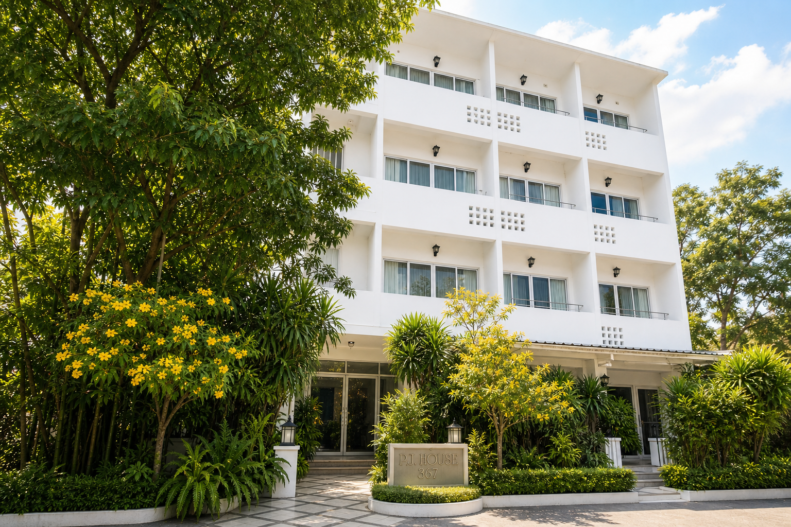 บรรยากาศร่มรื่นของ PJ House